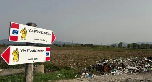 A Sessa Aurunca, i cartelli della via Francigena puntano verso una discarica abusiva